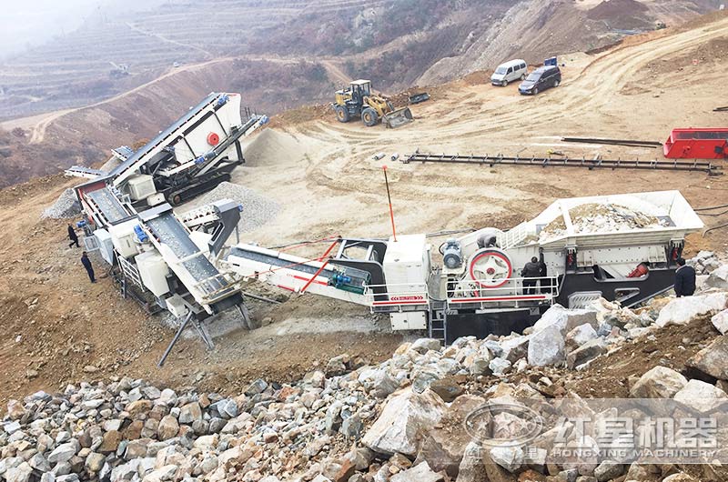 履帶移動(dòng)破碎機設備做石子現場(chǎng)