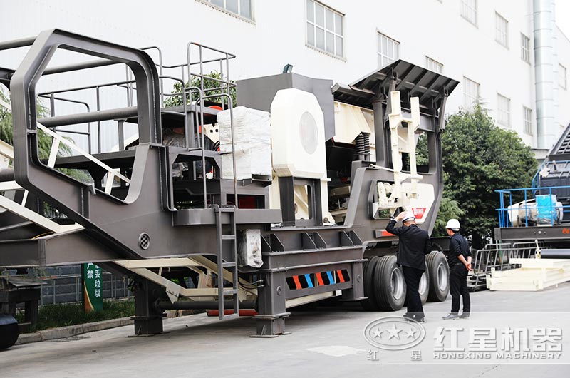 用戶(hù)來(lái)廠(chǎng)參觀(guān)考察汽車(chē)移動(dòng)破石機