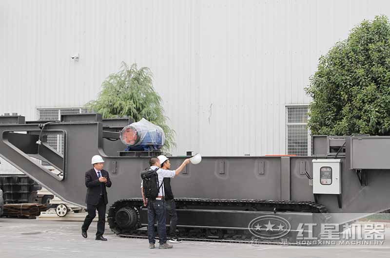 河南紅星技術(shù)經(jīng)理在為來(lái)廠(chǎng)用戶(hù)介紹全自動(dòng)破碎一體打砂機的船型結構