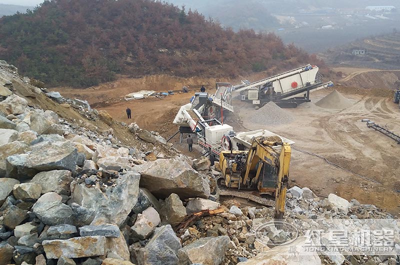 大型履帶移動(dòng)式碎石機生產(chǎn)現場(chǎng)