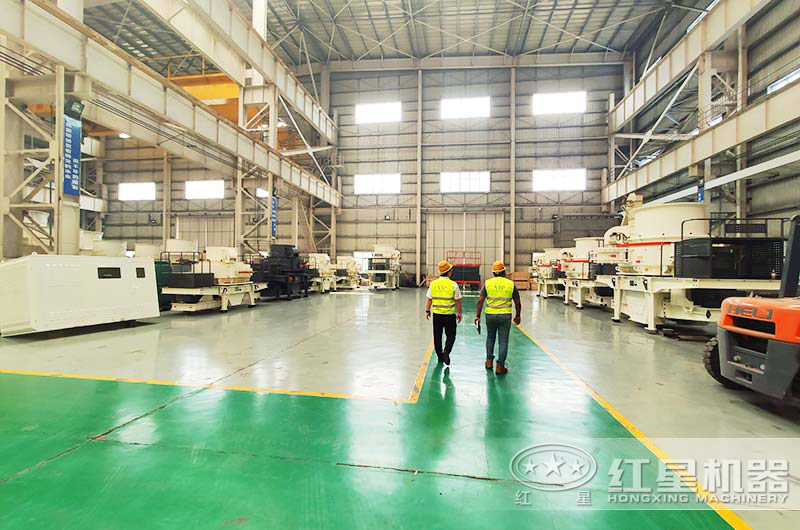 客戶(hù)參觀(guān)紅星沙子破碎機車(chē)間