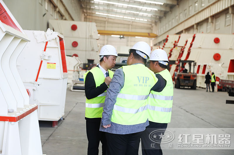 用戶(hù)來(lái)廠(chǎng)考察各種石礦破碎機