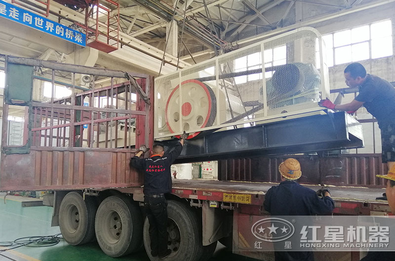 對輥破碎機裝車(chē)發(fā)貨