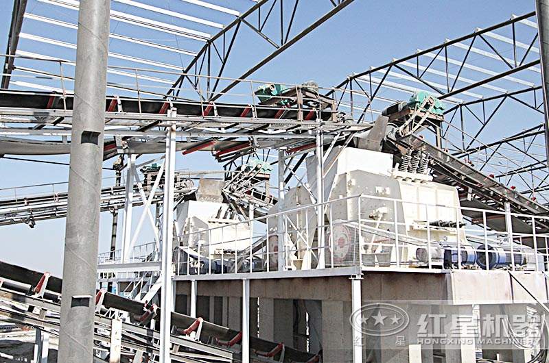 反擊式破碎機工作現場(chǎng)