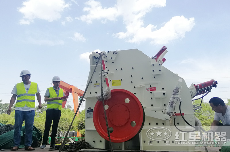 反擊破碎石子機裝車(chē)發(fā)貨