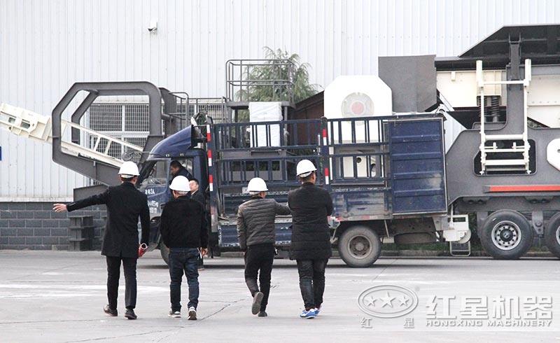 技術(shù)經(jīng)理陪同用戶(hù)參觀(guān)大型城市建筑垃圾粉碎機