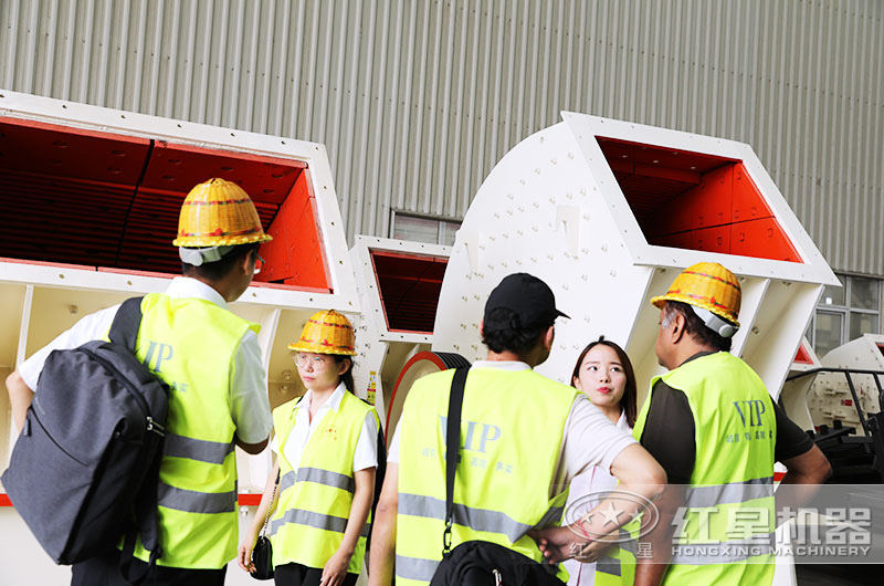 河北用戶(hù)來(lái)廠(chǎng)參觀(guān)考察煤矸石破碎機