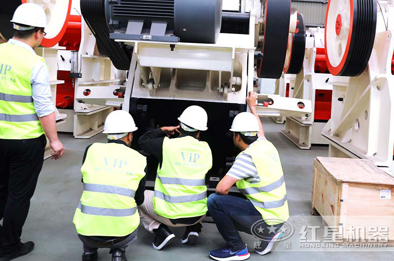 技術(shù)經(jīng)理在為來(lái)廠(chǎng)考察用戶(hù)講解鄂破機作業(yè)原理