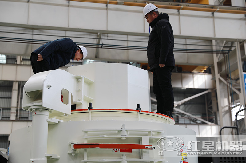 客戶(hù)在認真考察制沙機進(jìn)料口