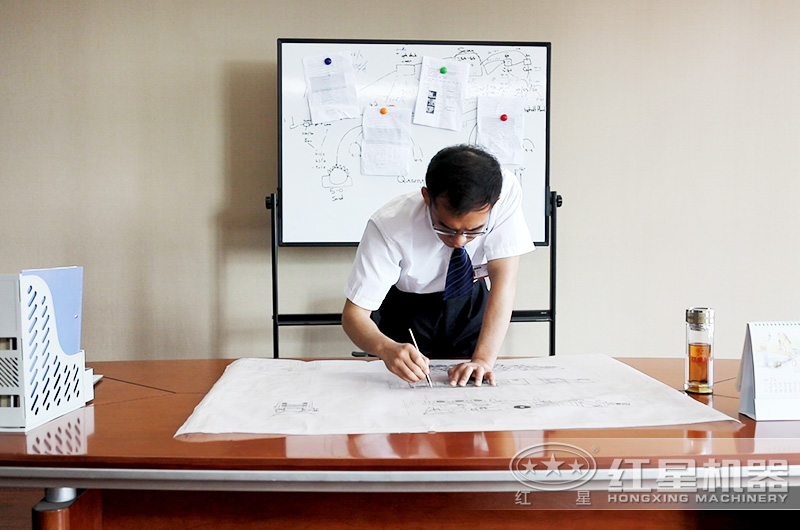 紅星技術(shù)經(jīng)理在認真為用戶(hù)設計時(shí)產(chǎn)一二百?lài)嵤由a(chǎn)方案