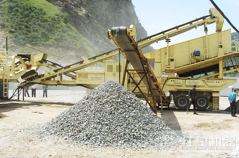 廣東大型移動(dòng)破碎機生產(chǎn)青石石子現場(chǎng)