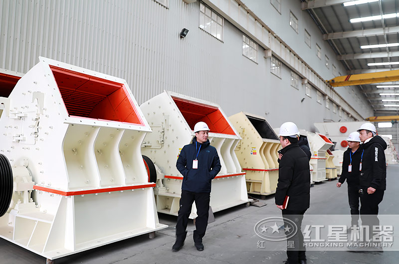 紅星錘式破碎機生產(chǎn)車(chē)間