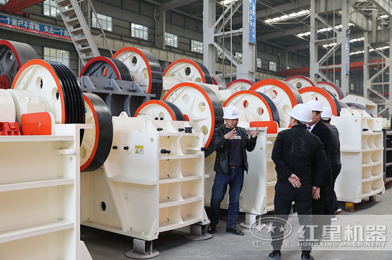 山東煙臺用戶(hù)來(lái)廠(chǎng)選購廢玻璃粉碎機