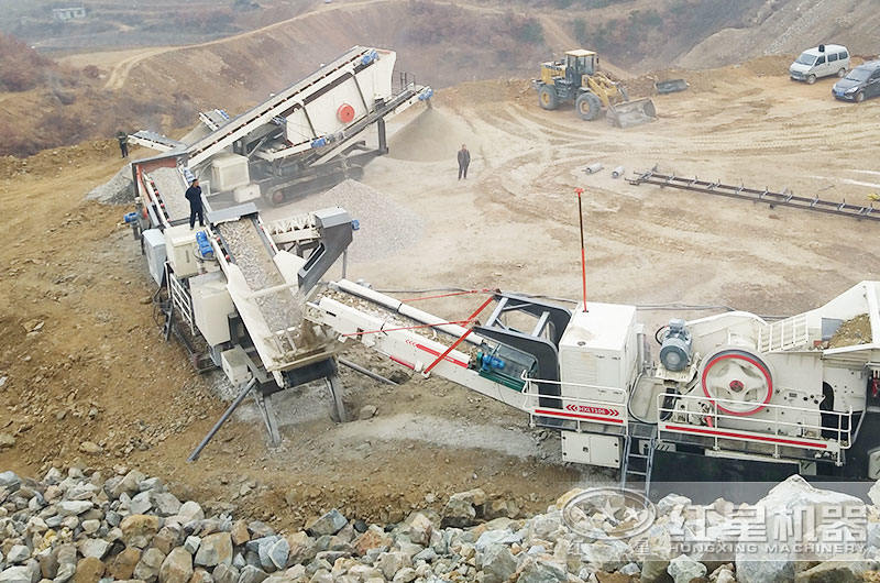 山東煙臺三機搭配作業(yè)加工高標石子現場(chǎng)