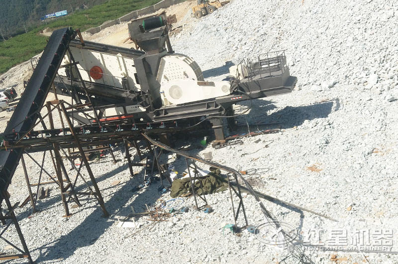 單機移動(dòng)重錘破碎機處理建筑垃圾現場(chǎng)