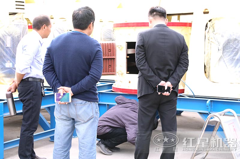 用戶(hù)來(lái)廠(chǎng)認真考察復合式圓錐破碎機