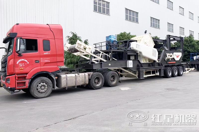 掛上車(chē)頭就可行走的移動(dòng)錘式破碎機即將發(fā)往江蘇徐州