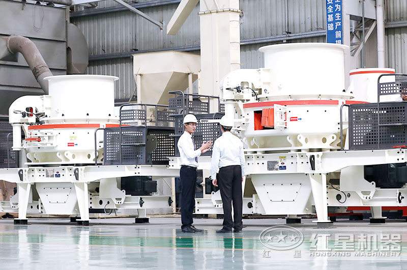 技術(shù)經(jīng)理在詳細的介紹每種設備的性能及報價(jià)