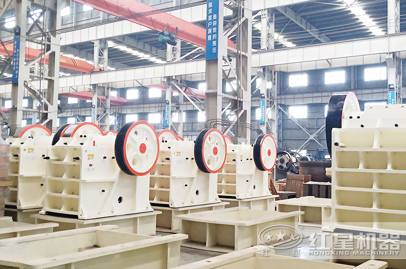 日產(chǎn)2000噸石子的顎式破碎機生產(chǎn)車(chē)間