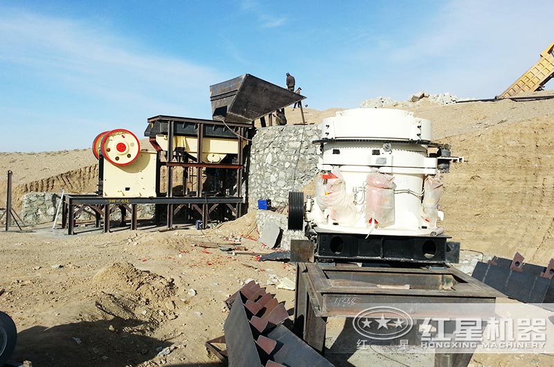 洛陽(yáng)大型硬巖石子破碎生產(chǎn)線(xiàn)安裝現場(chǎng)