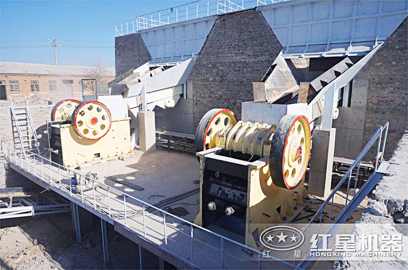 日產(chǎn)萬(wàn)噸石頭破碎機作業(yè)現場(chǎng)