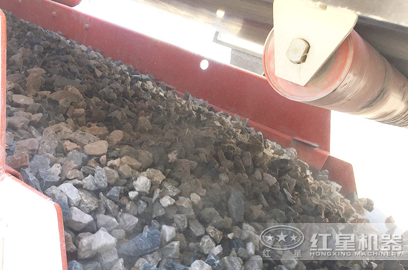 作業(yè)中的履帶移動(dòng)篩分機