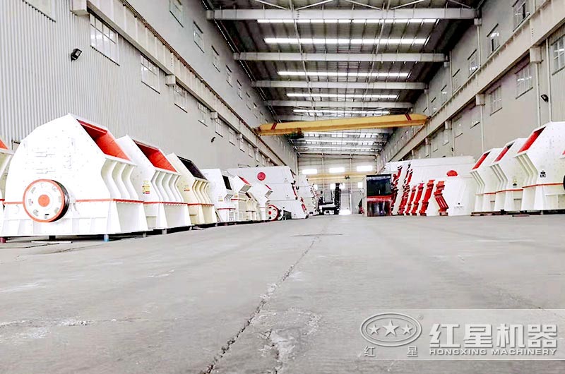 一次成型的錘式碎石機生產(chǎn)車(chē)間