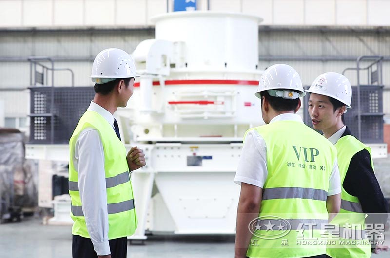 紅星技術(shù)經(jīng)理在耐心的為來(lái)廠(chǎng)用戶(hù)解答問(wèn)題