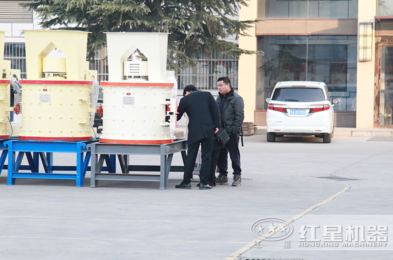 技術(shù)經(jīng)理在耐心為用戶(hù)講解復合式破碎機控制出料細度