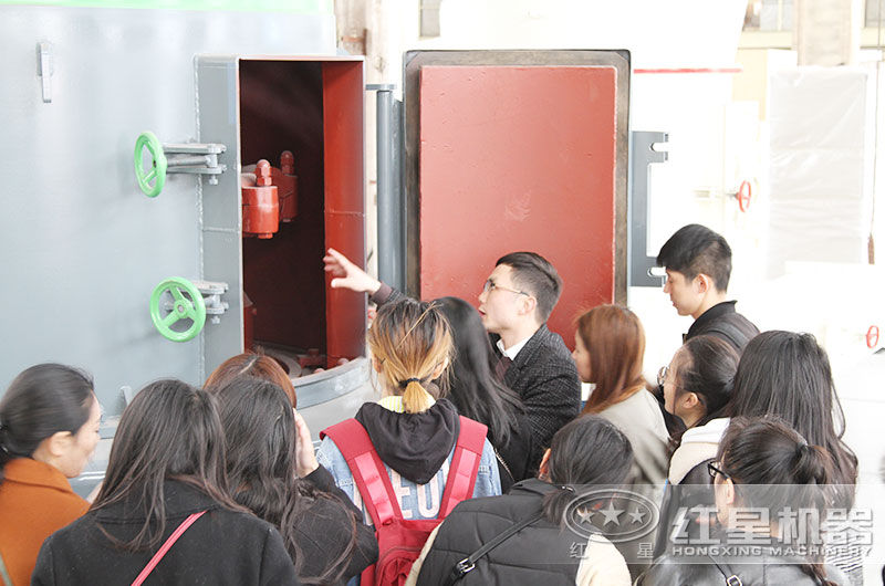 高校來(lái)廠(chǎng)參觀(guān)雷蒙磨設備