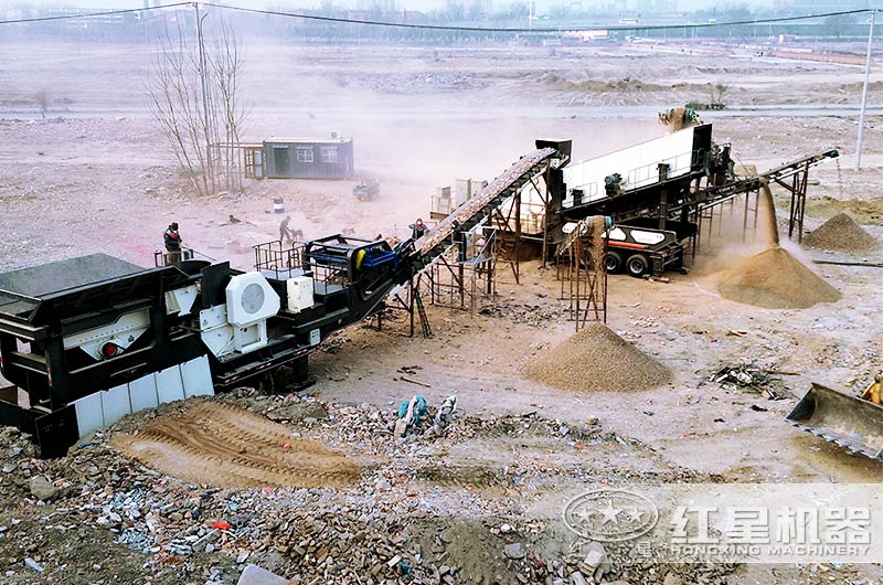 輪胎式移動(dòng)建筑垃圾粉碎機作業(yè)現場(chǎng)