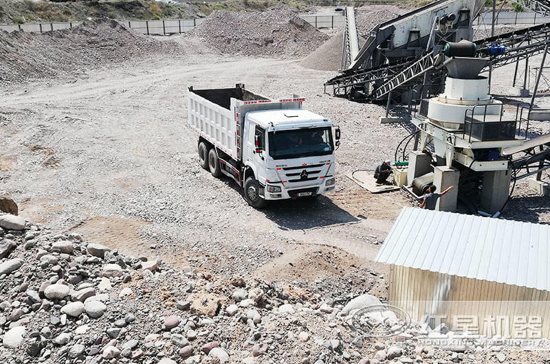 吉爾吉斯坦鵝卵石制沙現場(chǎng)