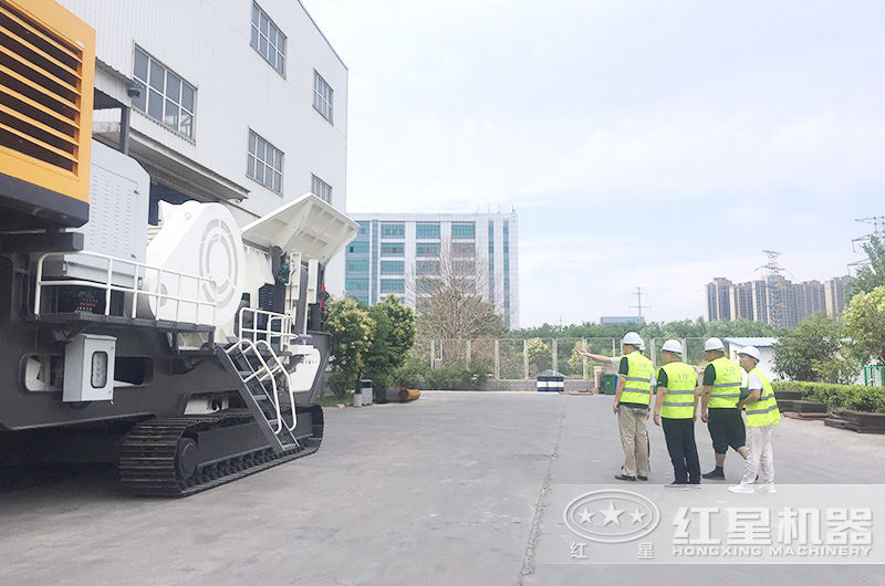 用戶(hù)來(lái)廠(chǎng)參觀(guān)考察環(huán)保全自動(dòng)石英砂加工生產(chǎn)設備