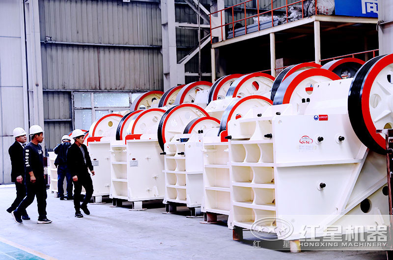 用戶(hù)來(lái)廠(chǎng)參觀(guān)不同規格的細鄂式破碎機