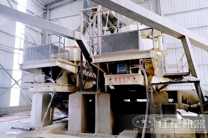 大規模石頭粉碎成砂生產(chǎn)現場(chǎng)