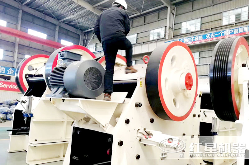 用戶(hù)來(lái)廠(chǎng)考察一級機器顎式破碎機