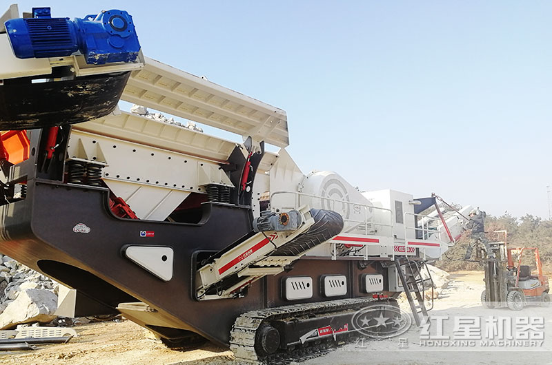 已經(jīng)開(kāi)到現場(chǎng)的油電兩用破碎站