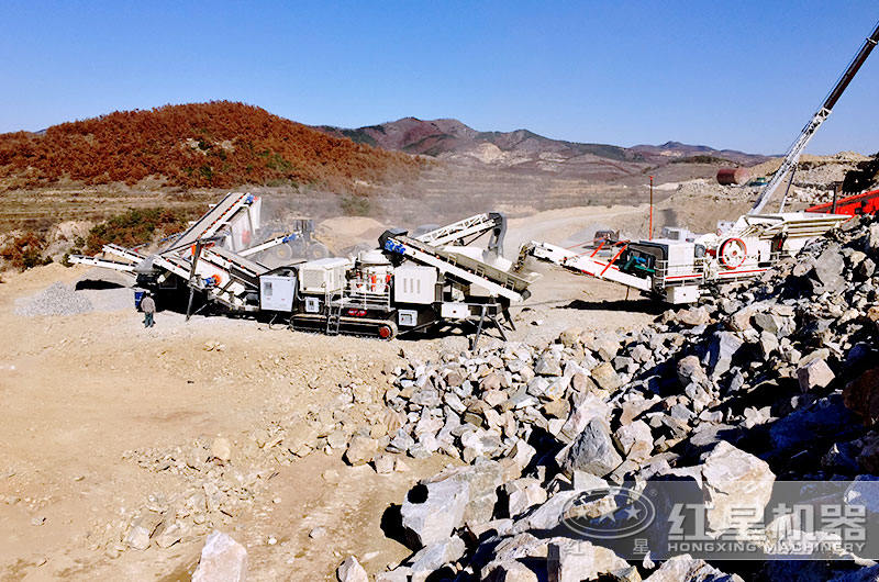 三機組合作業(yè)的油電兩用破碎站生產(chǎn)現場(chǎng)