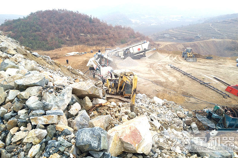 山東煙臺履帶移動(dòng)式破碎機三機聯(lián)合作業(yè)生產(chǎn)現場(chǎng)