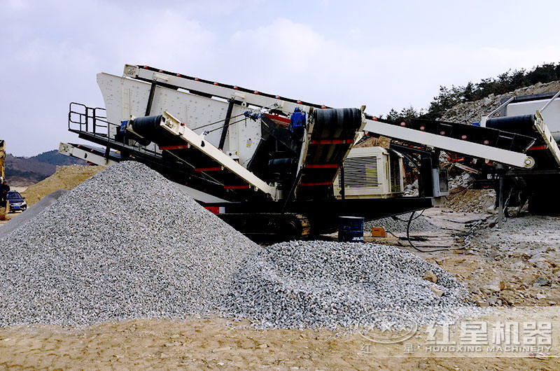 移動(dòng)生產(chǎn)線(xiàn)設備生產(chǎn)石子現場(chǎng)