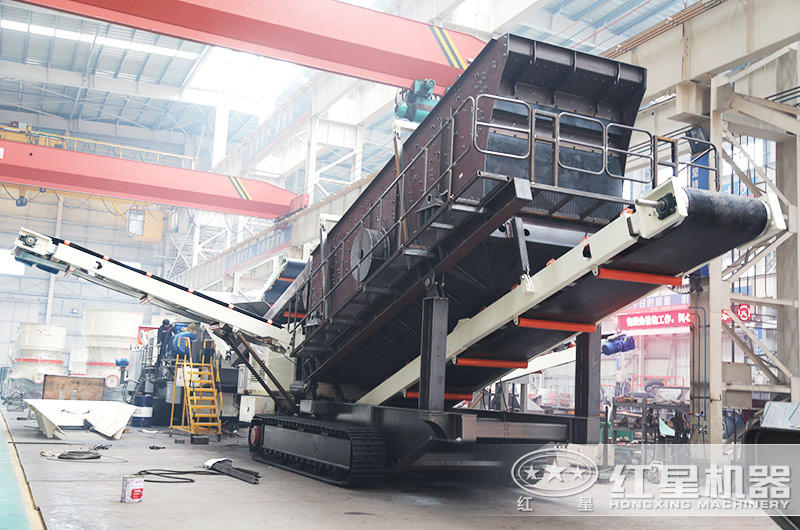 移動(dòng)履帶一體式石子破碎機生產(chǎn)車(chē)間