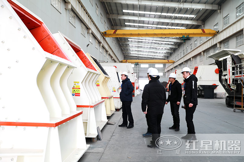 湖北用戶(hù)來(lái)廠(chǎng)考察選購石灰石破碎機