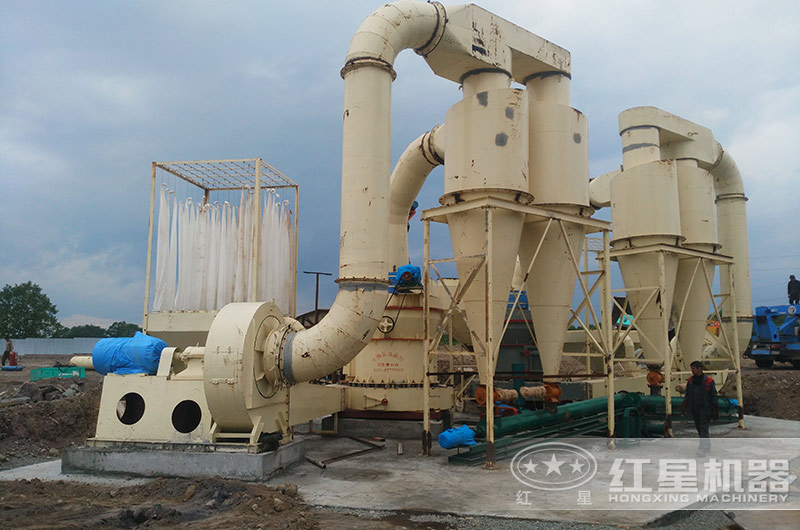 石膏磨粉加工現場(chǎng)