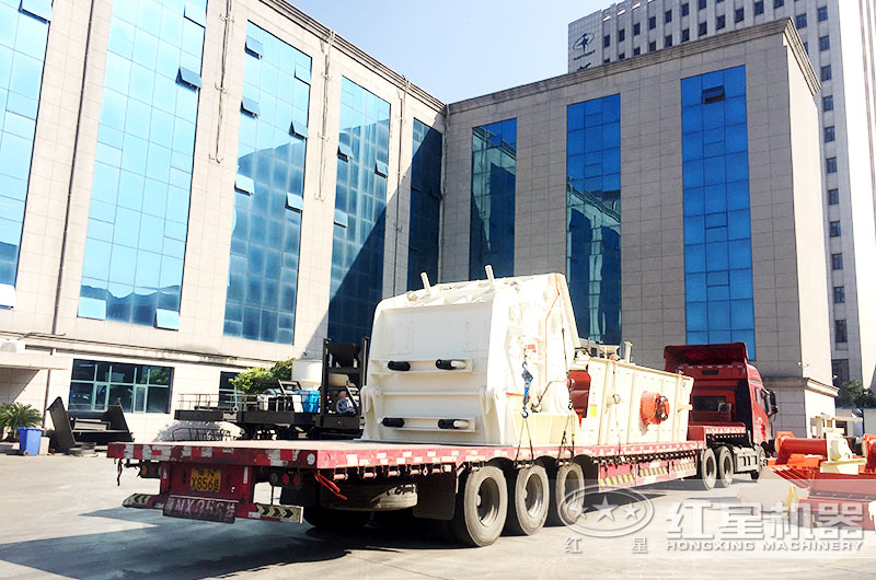 一套粉碎分級設備裝車(chē)發(fā)貨