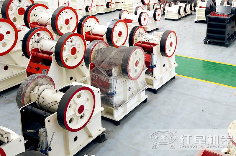 顎式碎石機生產(chǎn)現場(chǎng)