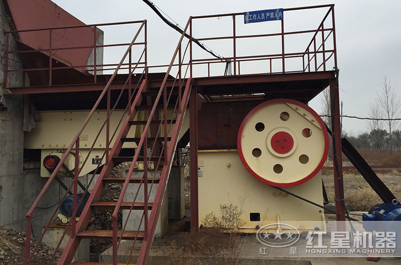 46破碎機作業(yè)現場(chǎng)