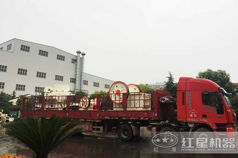 又一套砂石料生產(chǎn)設備裝車(chē)以待發(fā)貨