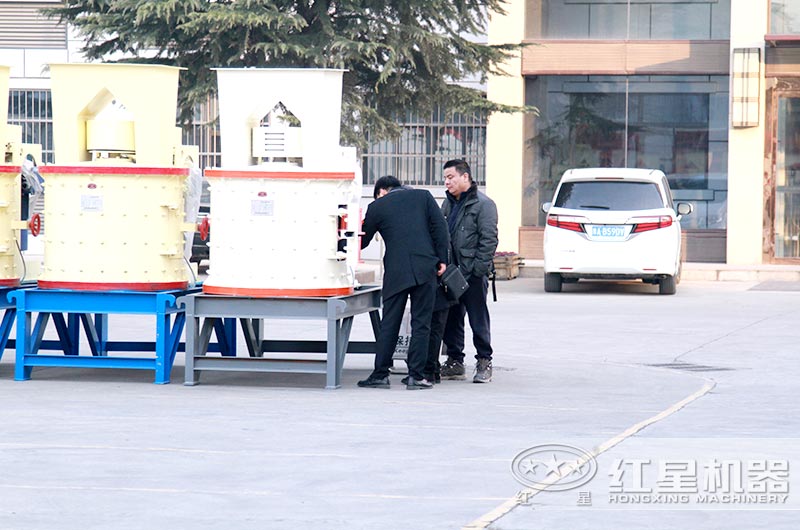 河北保定用戶(hù)來(lái)廠(chǎng)考察選購復合立式破碎機