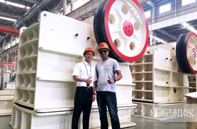 石頭顎式破碎機客戶(hù)車(chē)間合影