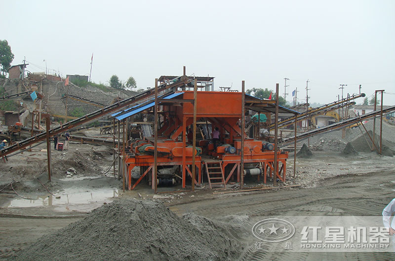 輥式破碎機作業(yè)現場(chǎng)